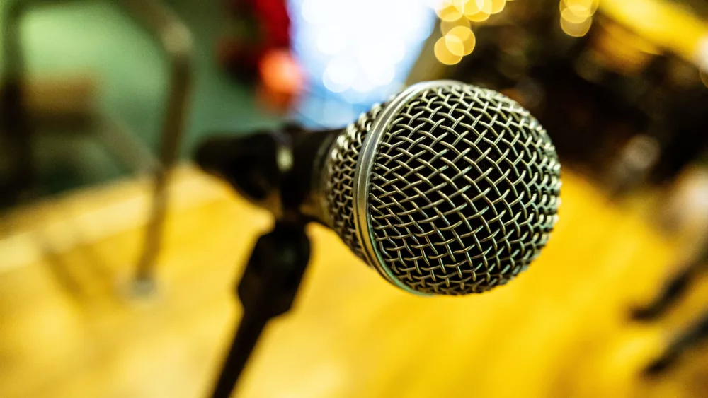 selective-focus-of-a-microphone
