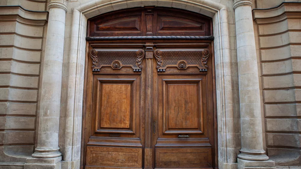 elegant-wooden-door-on-a-facade-in-french-bordeaux-city