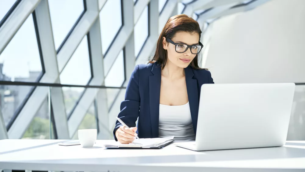 businesswoman-working-at-desk-in-modern-office