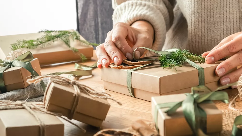 christmas-gift-zero-waste-eco-friendly-hand-made-box-packaging-gifts-in-kraft-paper-wooden-table-eco-christmas-holiday-concept-christmas-gift-wrappingeco-decor-banner