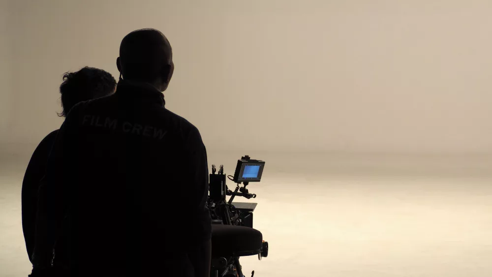 behind-the-scenes-of-silhouette-working-people-that-making-movie