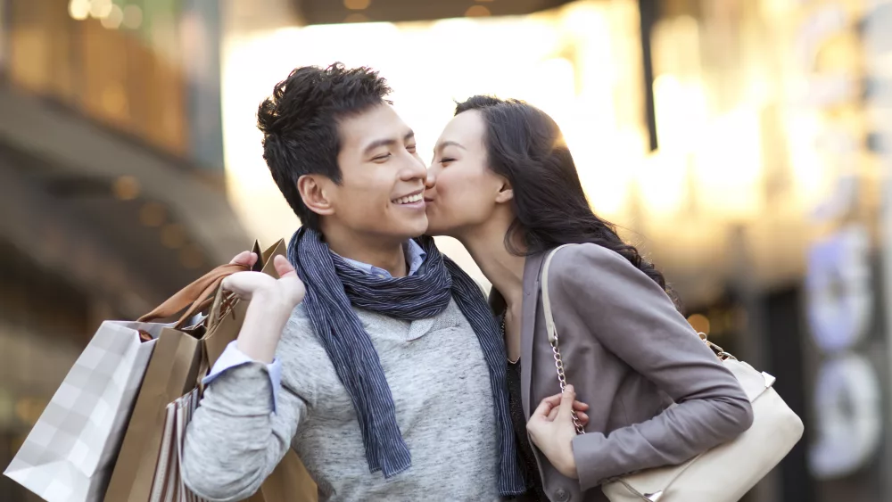 young-chinese-couple-kissing