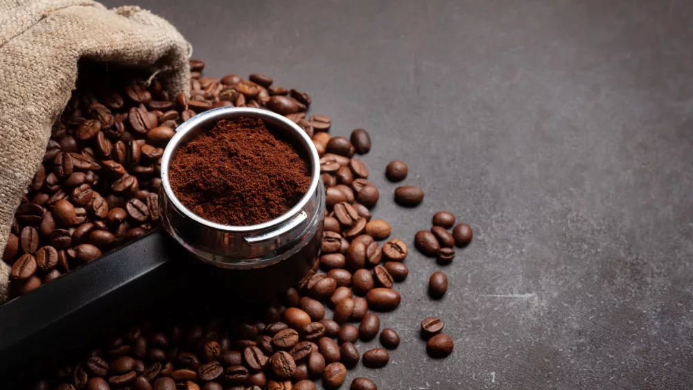 roasted-coffee-beans-and-ground-coffee-in-filter-holder