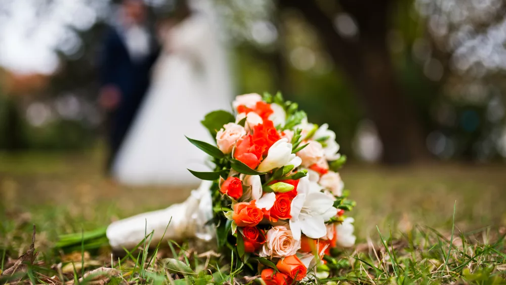 wedding-bouquet-at-grass-background-wedding-couple