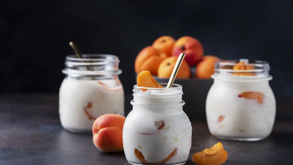 sweet-healthy-yogurt-with-apricots