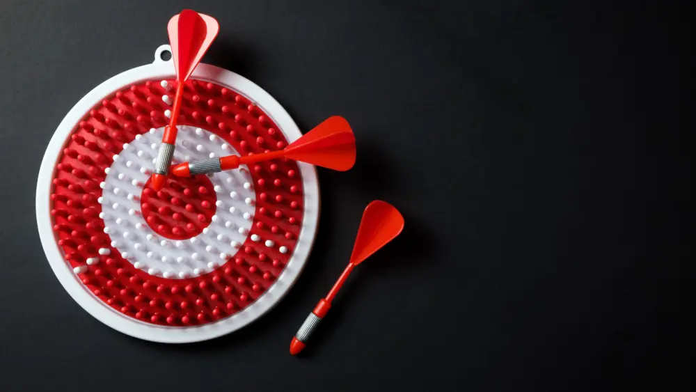dartboard-with-three-dart-arrows
