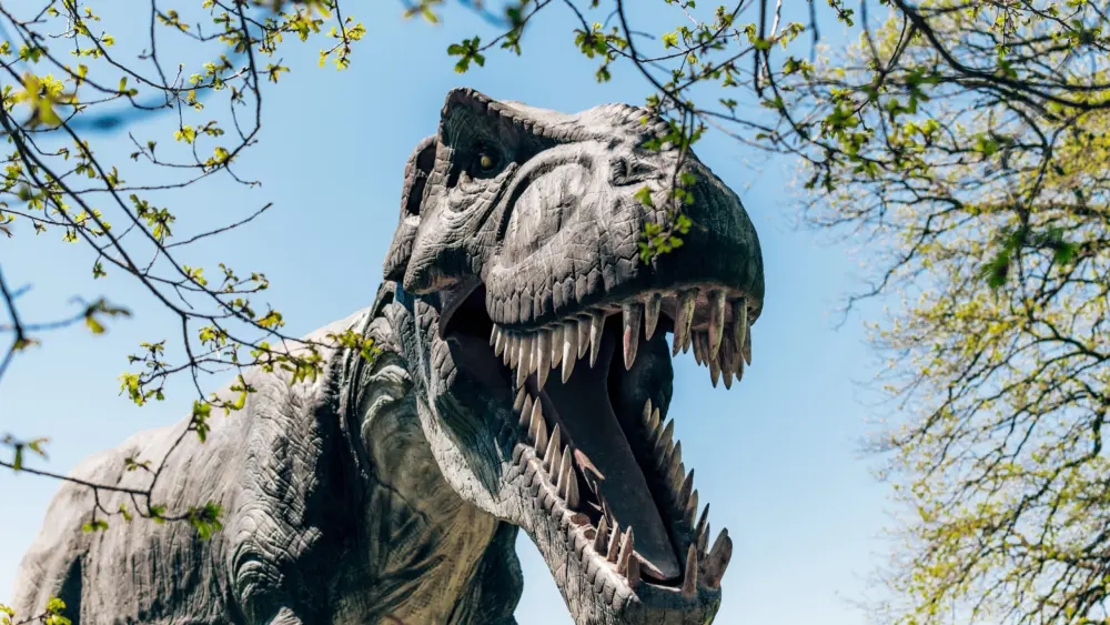 close-up-image-of-scary-dinosaur-with-huge-teeth-and-mean-look
