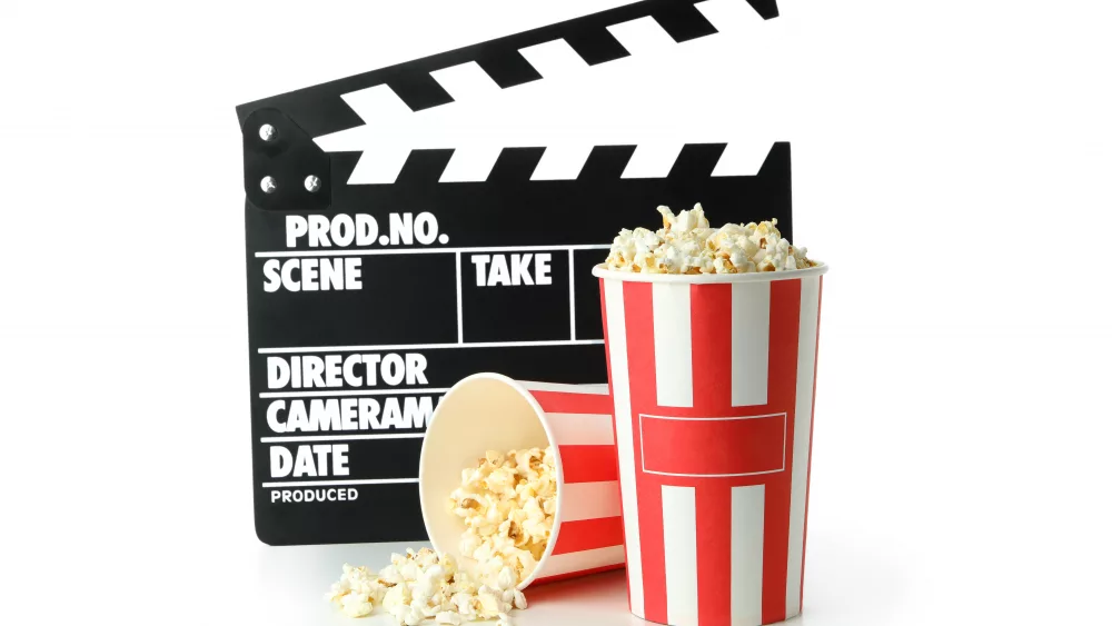 %d1%81lapperboard-and-popcorn-isolated-on-white-background