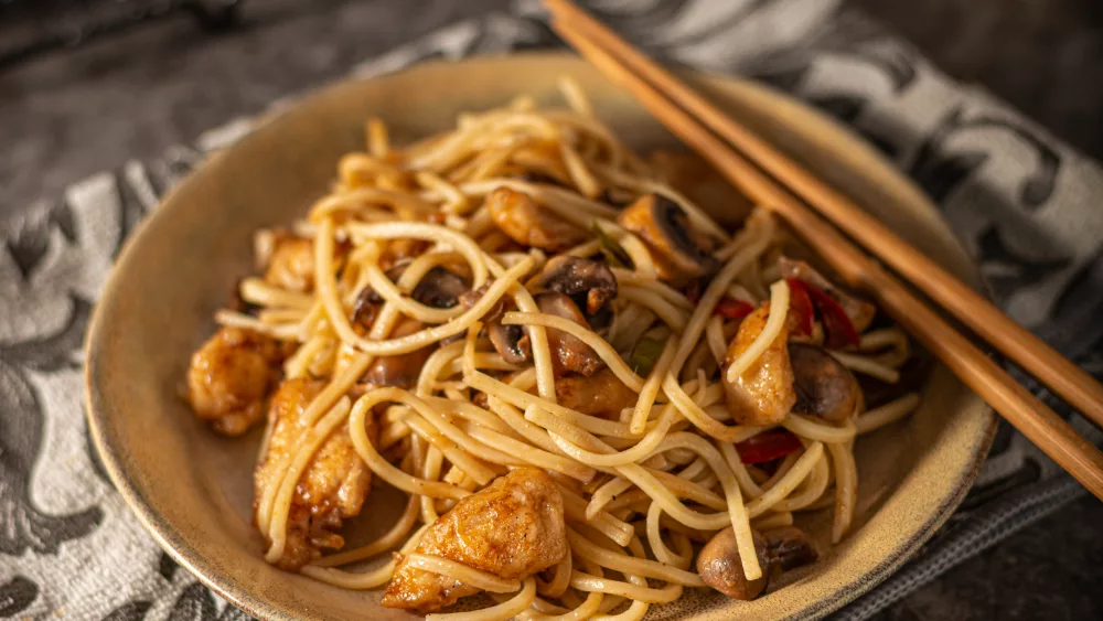 chinese-noodles-with-chicken