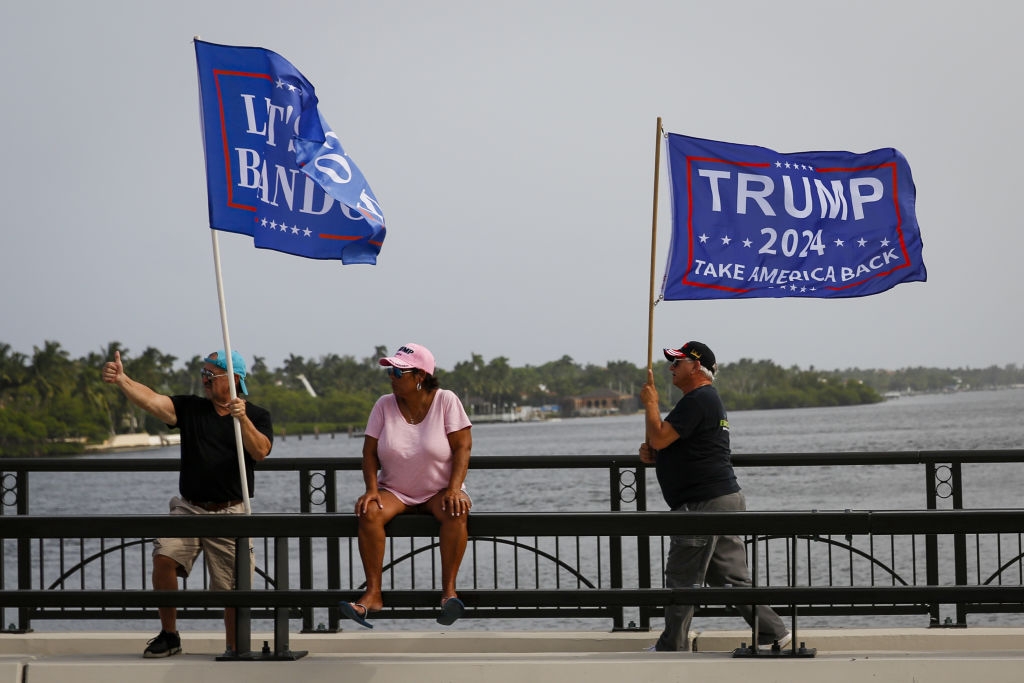 Trump supporters and critics gather outside Mar-a-Lago after FBI search ...