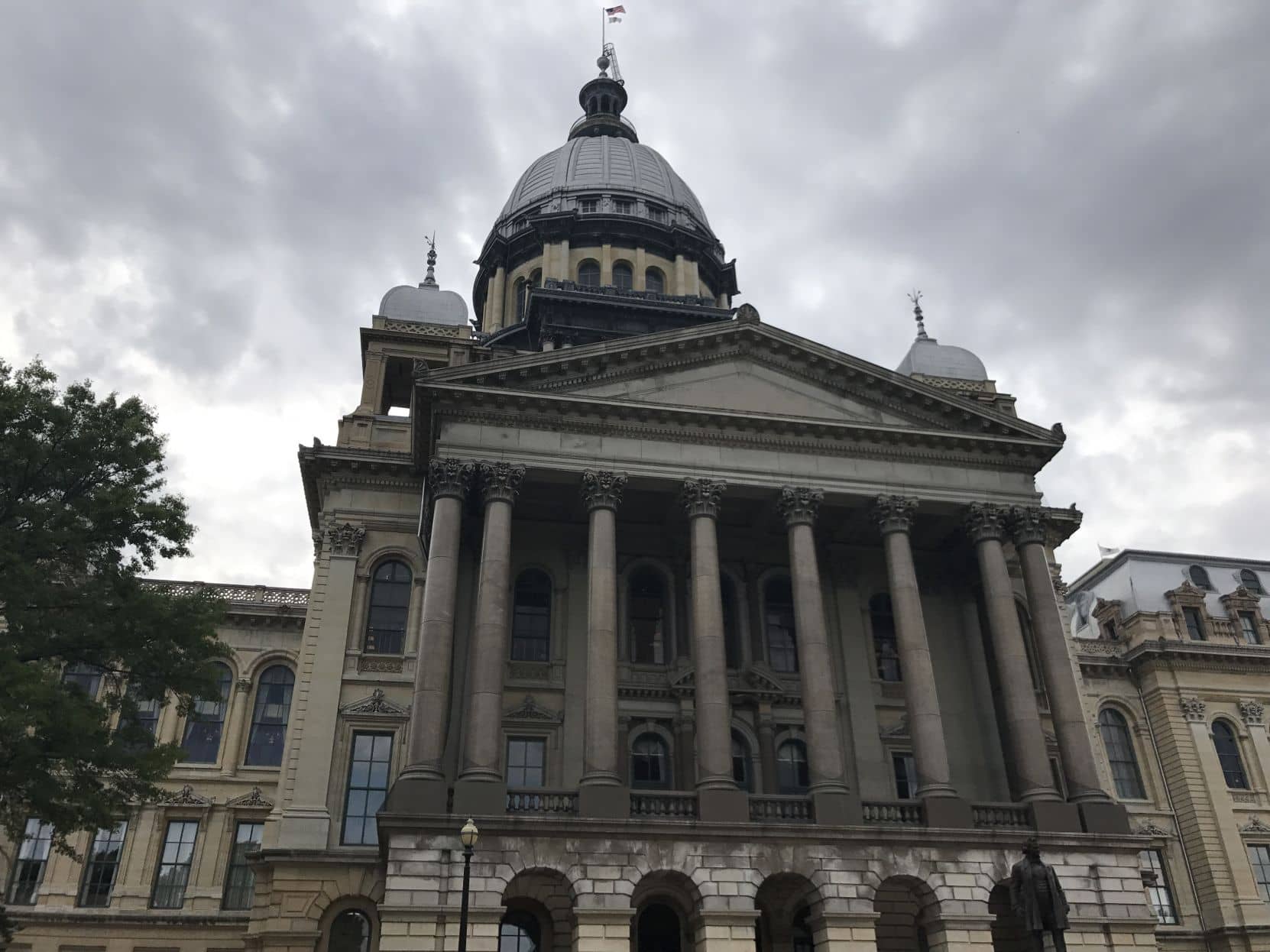 Analysis shows more than 132,000 Illinois public employees with six-figure  salaries | 92.7 WMAY