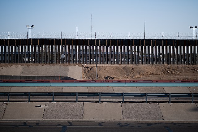 view_of_the_us-mexico_border_from_the_us_side_in_el_paso_texas_dsf6585-jpg-3