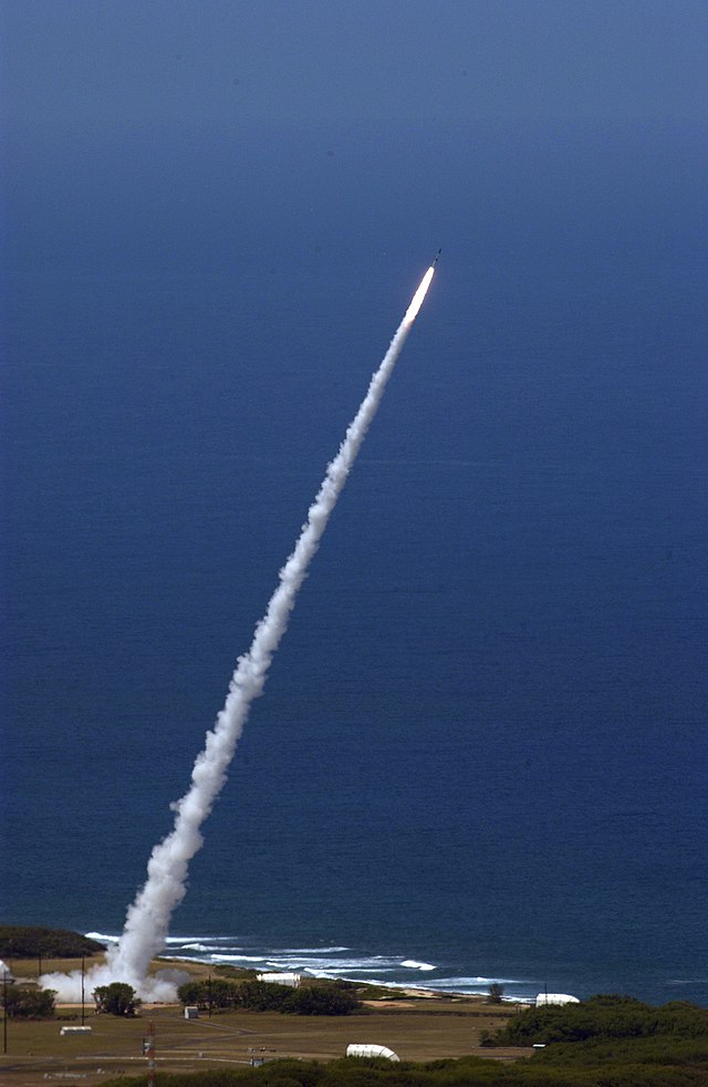 us_navy_070426-n-2143t-002_a_short_range_unitary_non_separating_ballistic_missile_target_is_launched_from_the_pacific_missile_range_facility-jpg-2