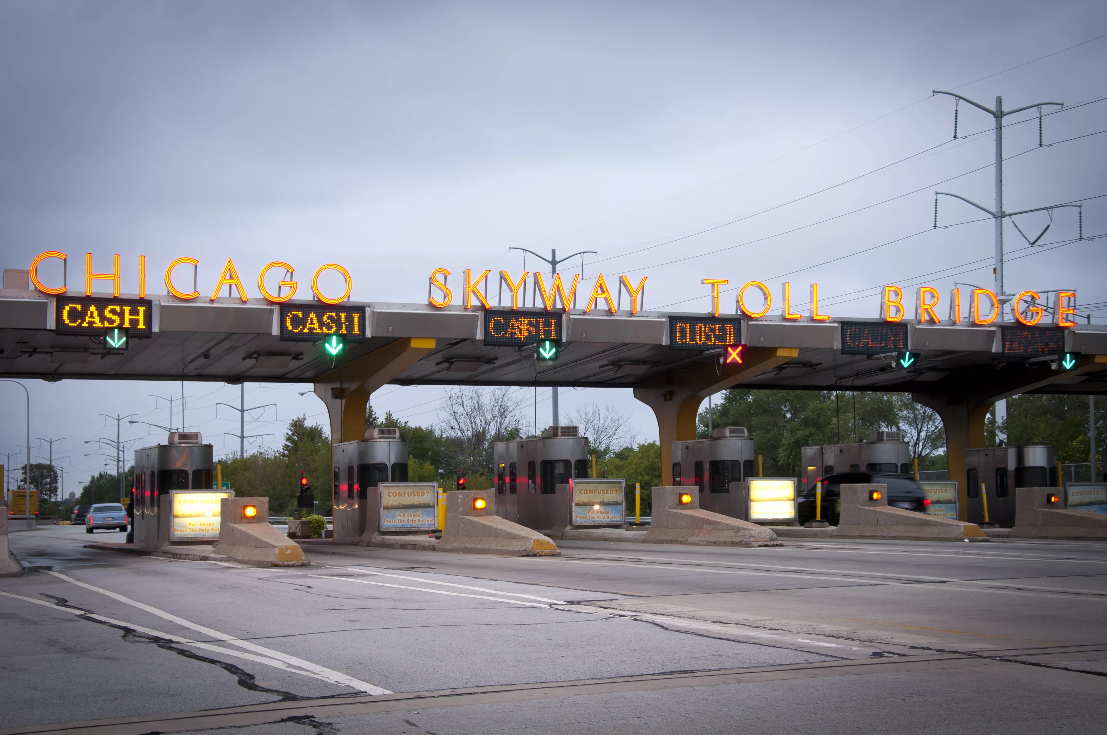 Chicago Skyway toll booth (Wikimedia Commons, author vxla)