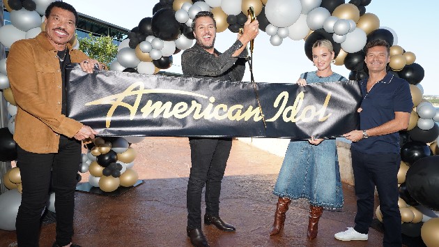 m_americanidoljudges2022_121421