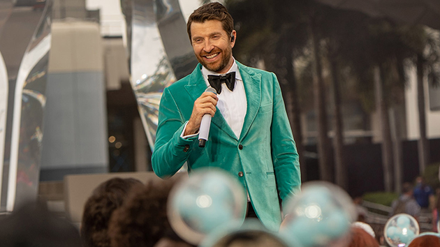 m_bretteldredgedisneychristmas_01112022