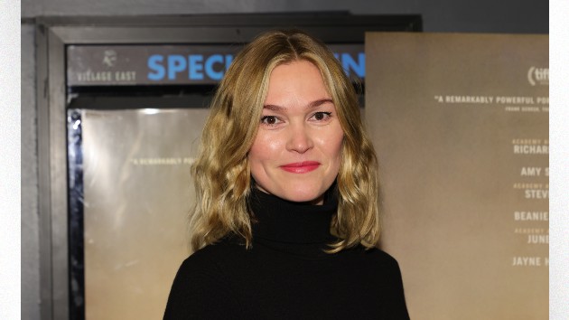 getty_julia_stiles_01272022