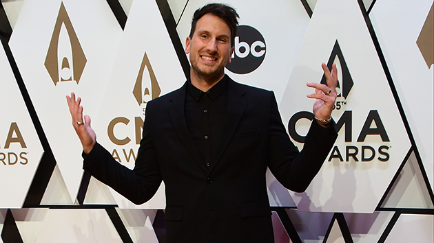 m_russelldickersoncmaawards_03282022