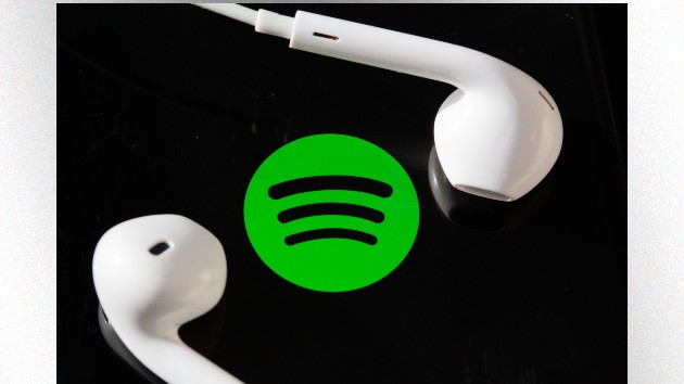 getty_earphones_04132022