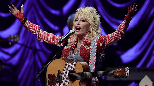 getty_dollyparton_042122-1