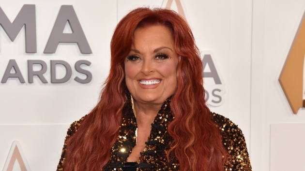 m_wynonnajudd2022cmaawardsredcarpetabc66373