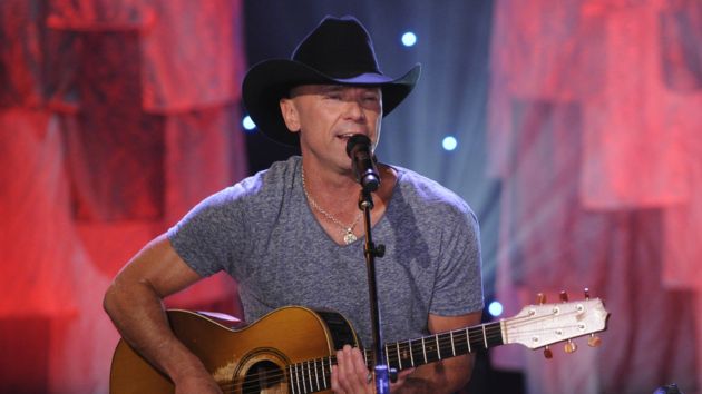 getty_kennychesneygreyshirt709388