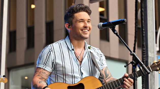 getty_michaelraybluestrippedshirt619699