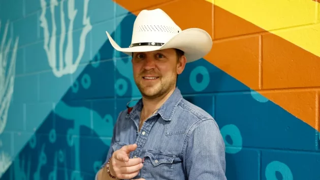 getty_justinmooredenimshirt395351