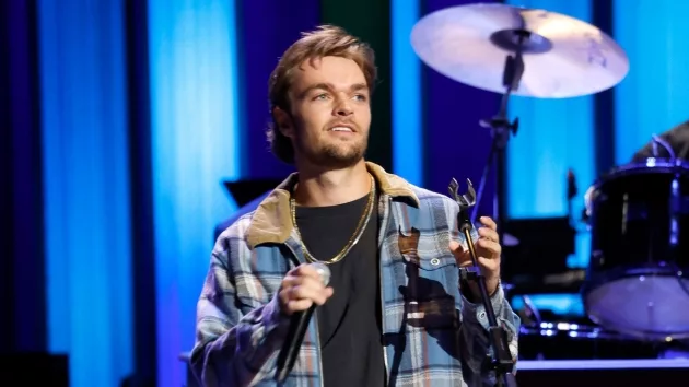 getty_connersmithblueflannelshirt709565