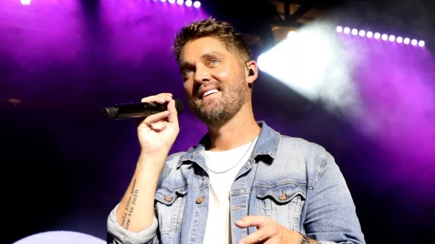 getty_brettyoungdenimjacketwhiteshirt358635