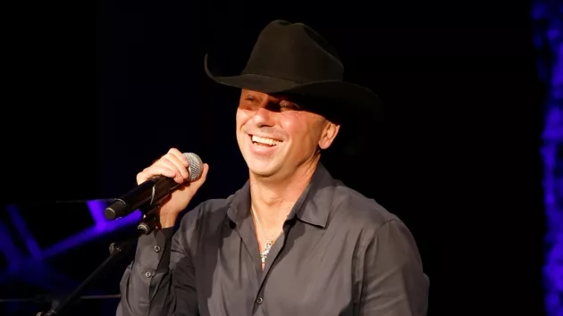 getty_kennychesneyblackshirt725245