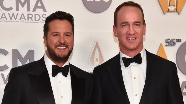 m_lukebryanpeytonmanningcmas22-2206881