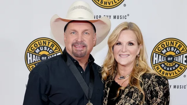 g_garthbrookstrishayearwood2022countrymusichalloffame76488