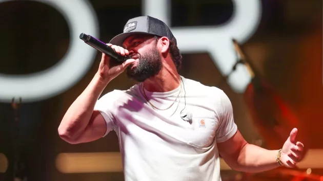 getty_dylanscottbeigetshirt237338