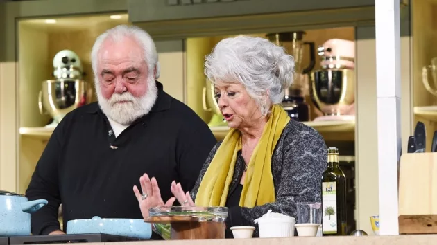 getty_pauladeenyellowscarfblacktop489905