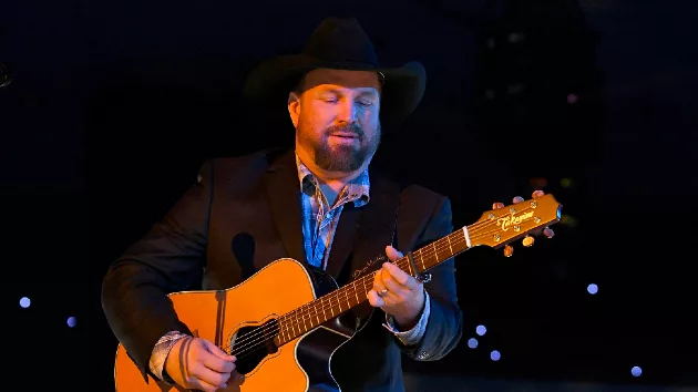 m_garthbrooksplaysguitar388123