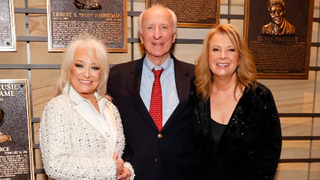 m_tanyatuckerpattylovelesscmhof575241