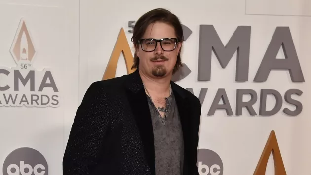 m_hardy2022cmaawardsredcarpetabc234413