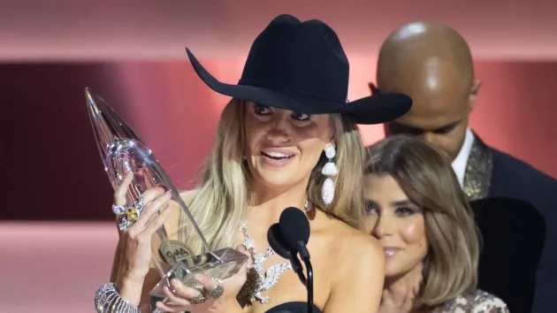 m_laineywilson2023cmaawardstrophydisneyfrankmicelotta308568