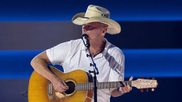 m_kennychesney2023cmaawardsdisneyfrankmicelotta271992