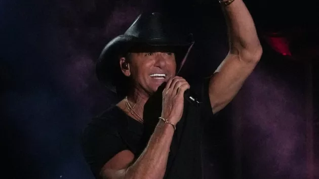 m_timmcgraw2023cmafestblacktshirtonstage923869