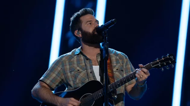 m_jordandavis2023cmafestguitarabc431589