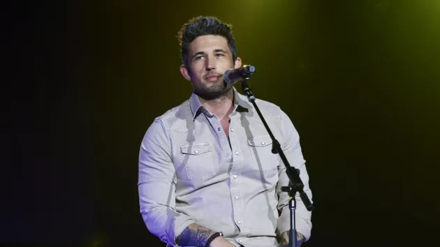 getty_michaelraycreamshirt50114