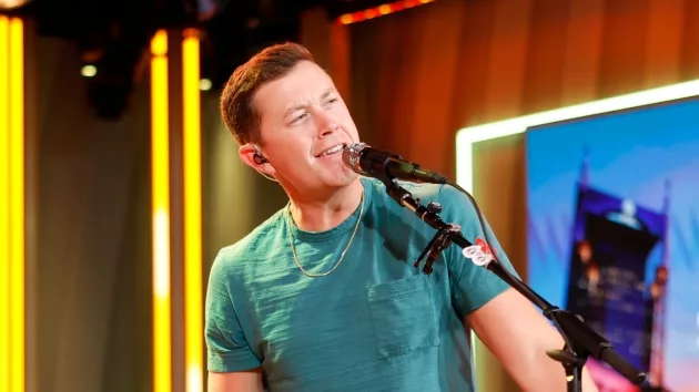 getty_scottymccreeryturqoisetshirt366380
