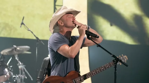 g_kennychesneycmtmusicawards2022748875