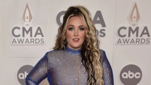 m_priscillablock2022cmaawardsredcarpetabc590537