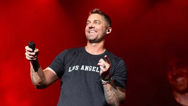 g_brettyoungcmafest2024271954