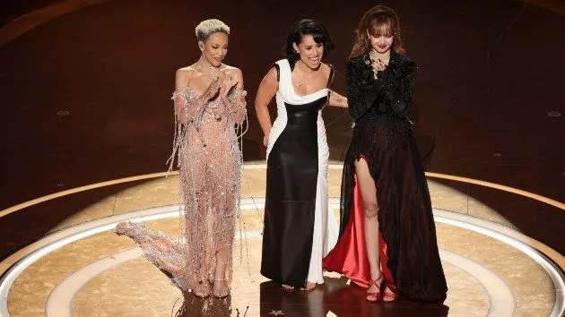 getty_raye20doja20lisa20oscars20_030225359472