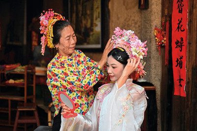 a_tourist__right__wearing_flowery_headwear_xunpu_village_quanzhou_city800740