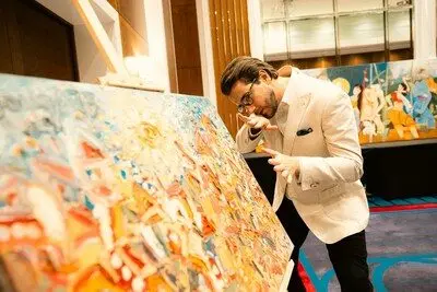 giuseppe_cassin_viewing_1_of_the_pieces_from_the_collection_for_auction816362